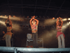 Arraial Pride - 1º Bloco: Totty do Masterplan em plena dança com um dueto convidado